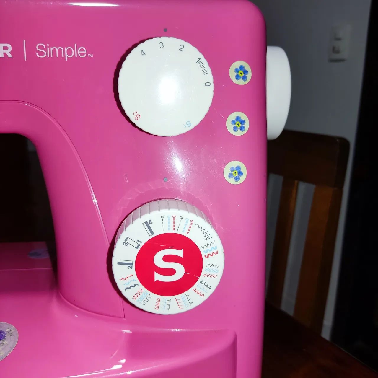 Máquina de Costura Singer Simple Rosa - Foto 5
