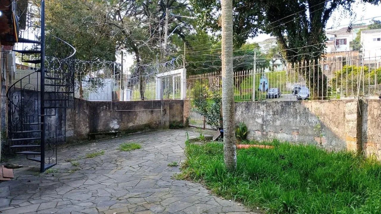 CASA DE 3 DORMITÓRIOS NO BAIRRO SANTA TEREZA, COM VAGA DE GARAGEM E PÁTIO FRENTE E FUNDOS. - Foto 2