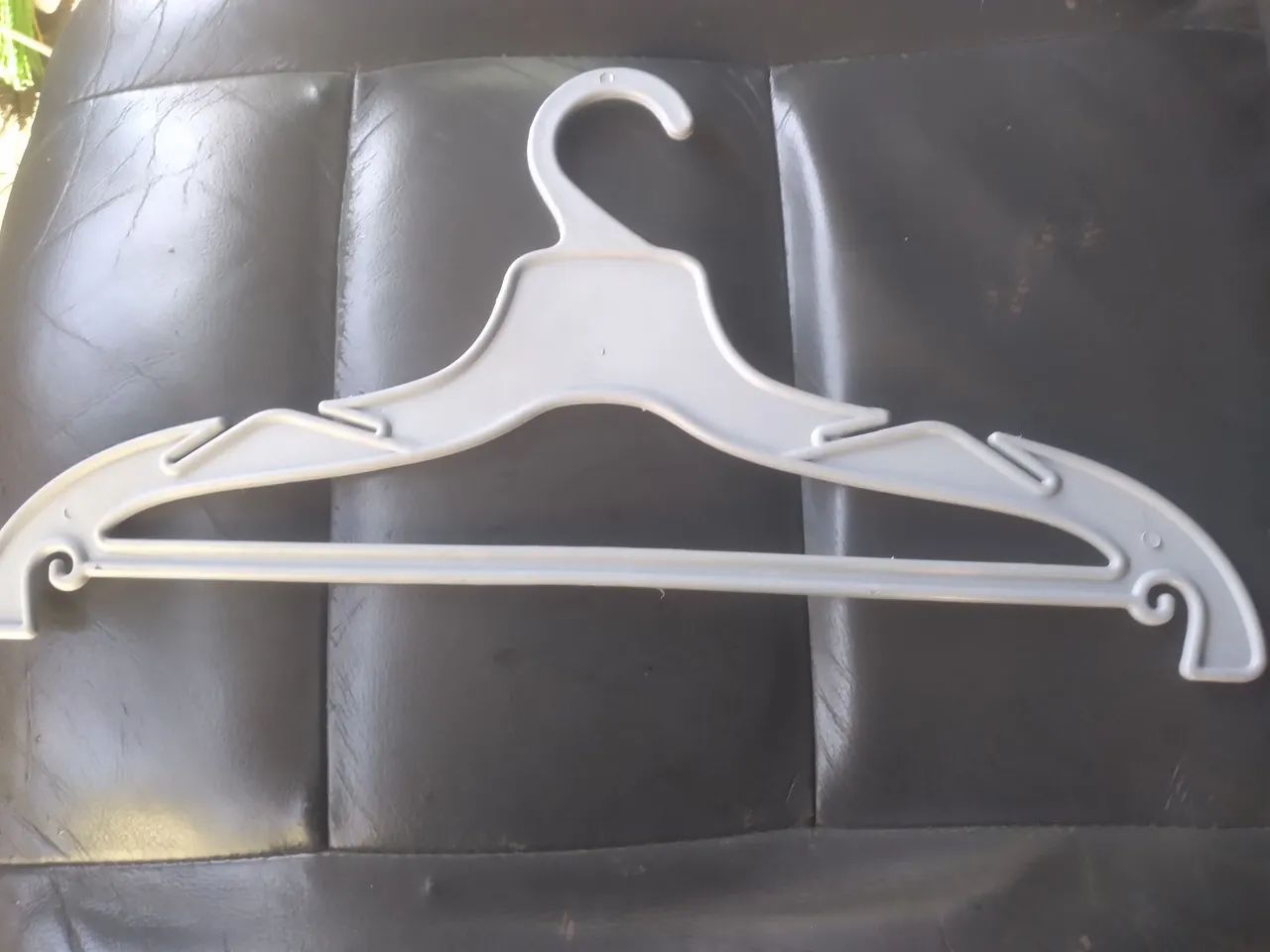 Cabide de plástico para roupas - Foto 3