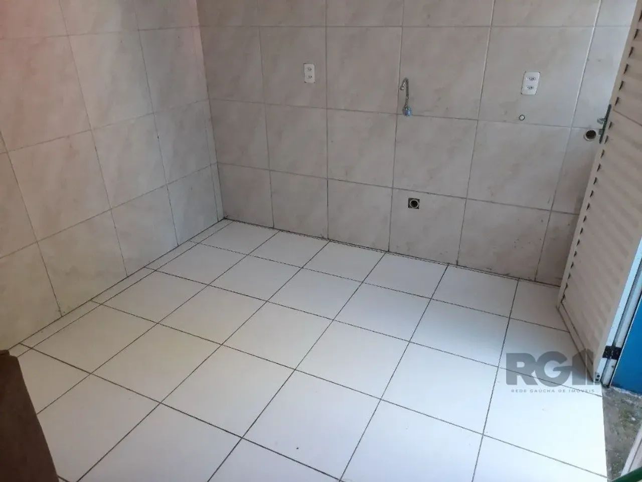 Prédio residencial composto por 4 apartamentos, sendo 2 no térreo e 2 no superior. Os apar - Foto 10