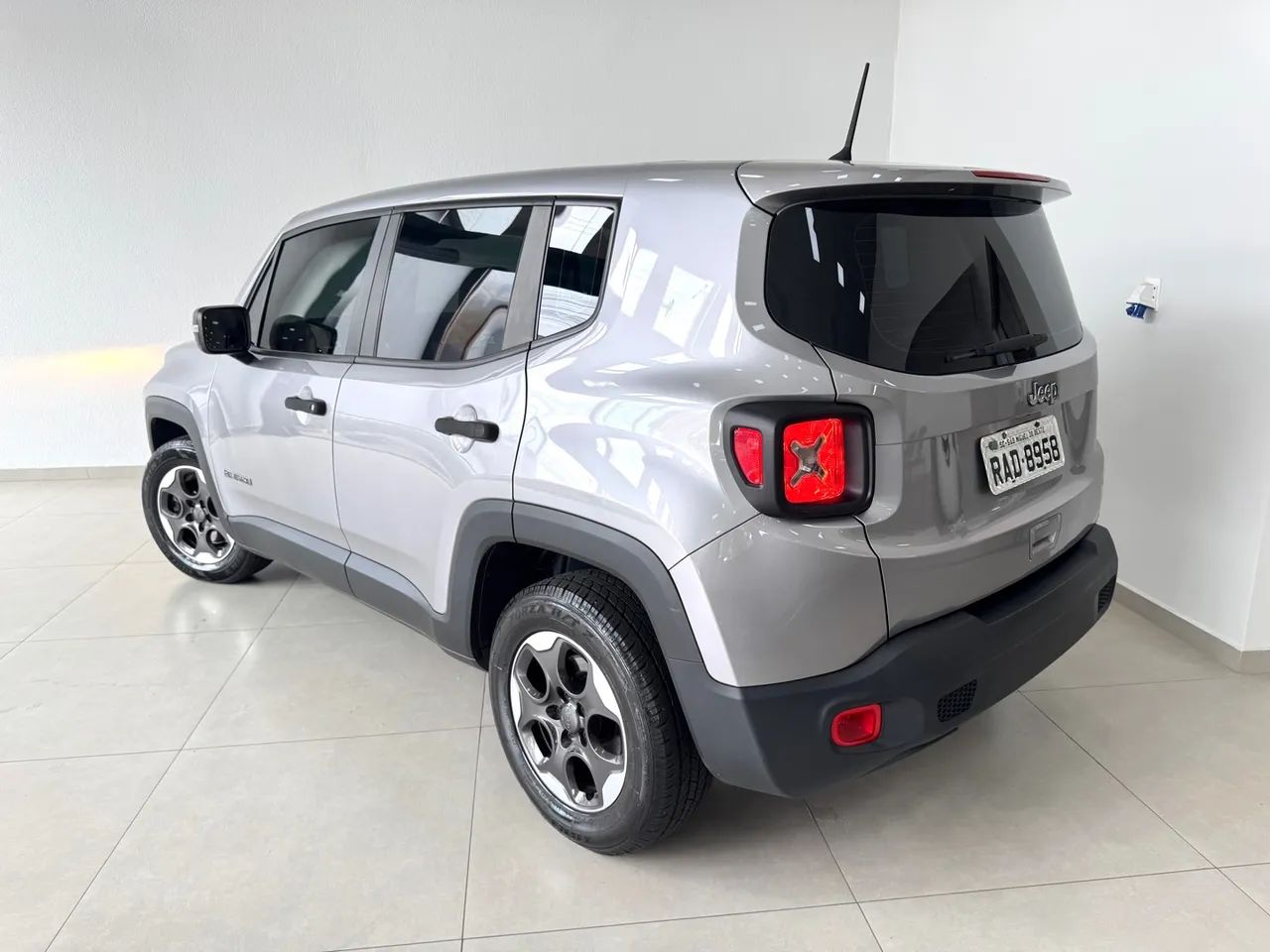 Jeep-Renegade Sport 1.8 Flex Aut - Foto 4