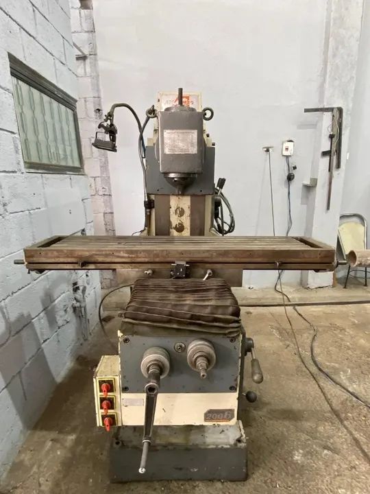 Fresadora Universal Atlas, ISO 40, automático nos 3 eixos, ano 2008, em ótimo estado.  - Foto 2