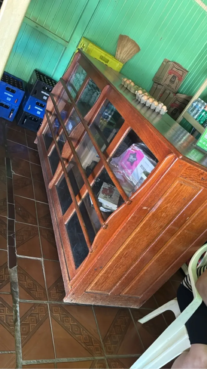 Vitrine de madeira antiga