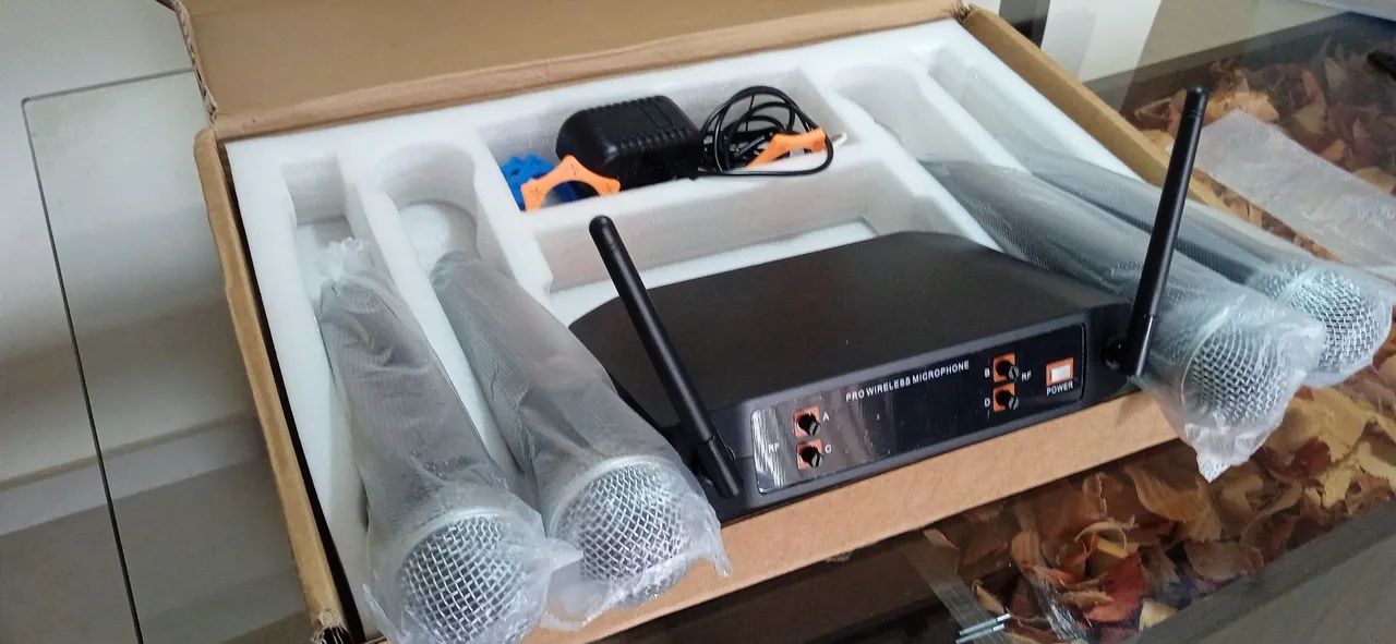 microfone sem fio UHF 4 bastões novo na caixa - Foto 2