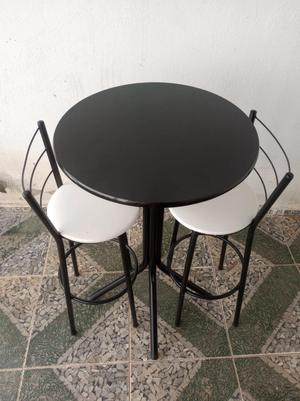 Conjunto Mesa Redonda e 2 Banquetas