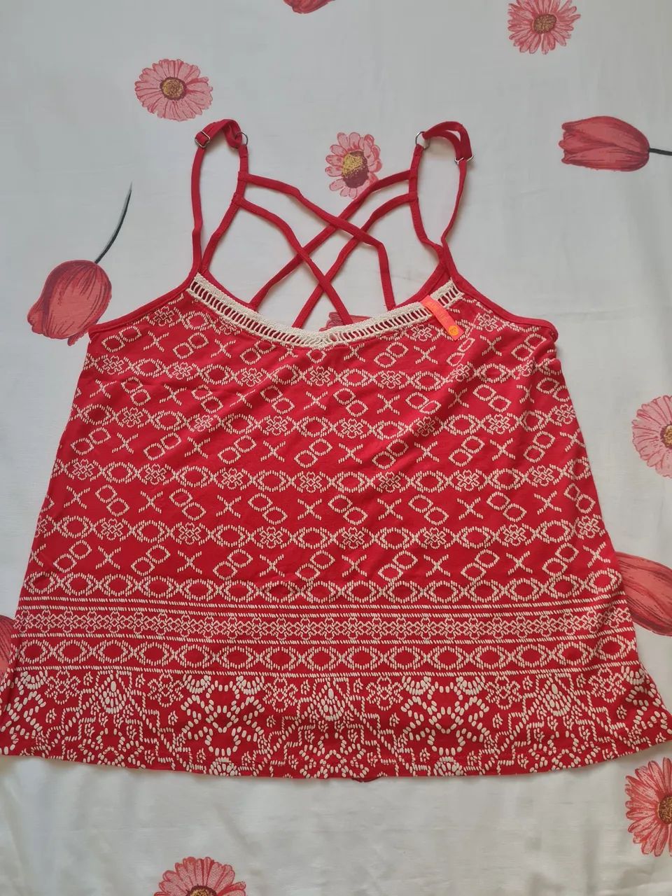 Blusa vermelha com detalhes 