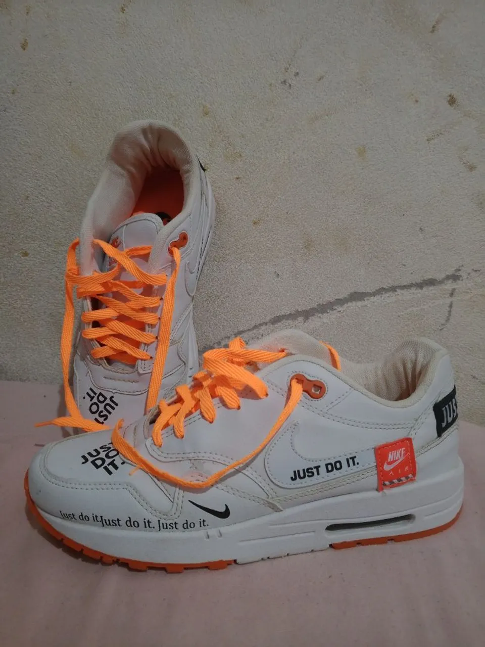 Tênis Nike Air Max 1 Just Do It - Branco com detalhes laranja