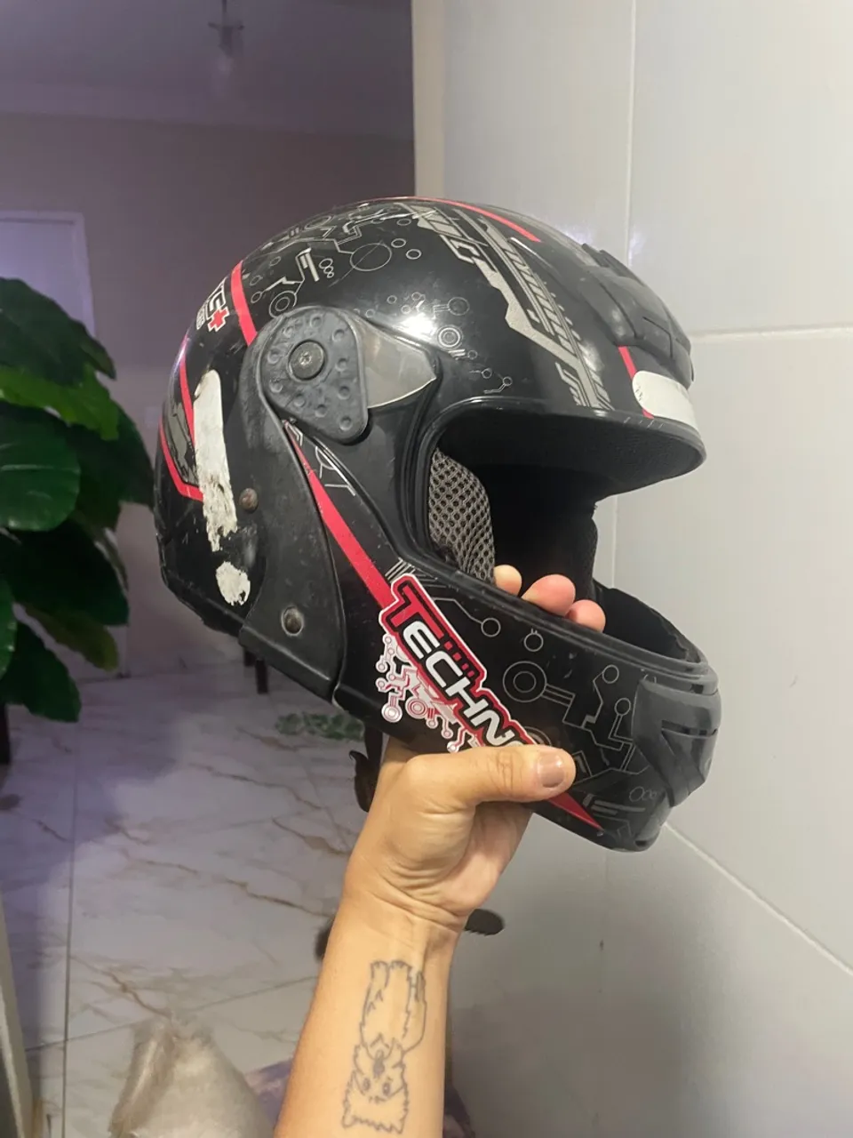 Capacete Techno Preto com Design Moderno