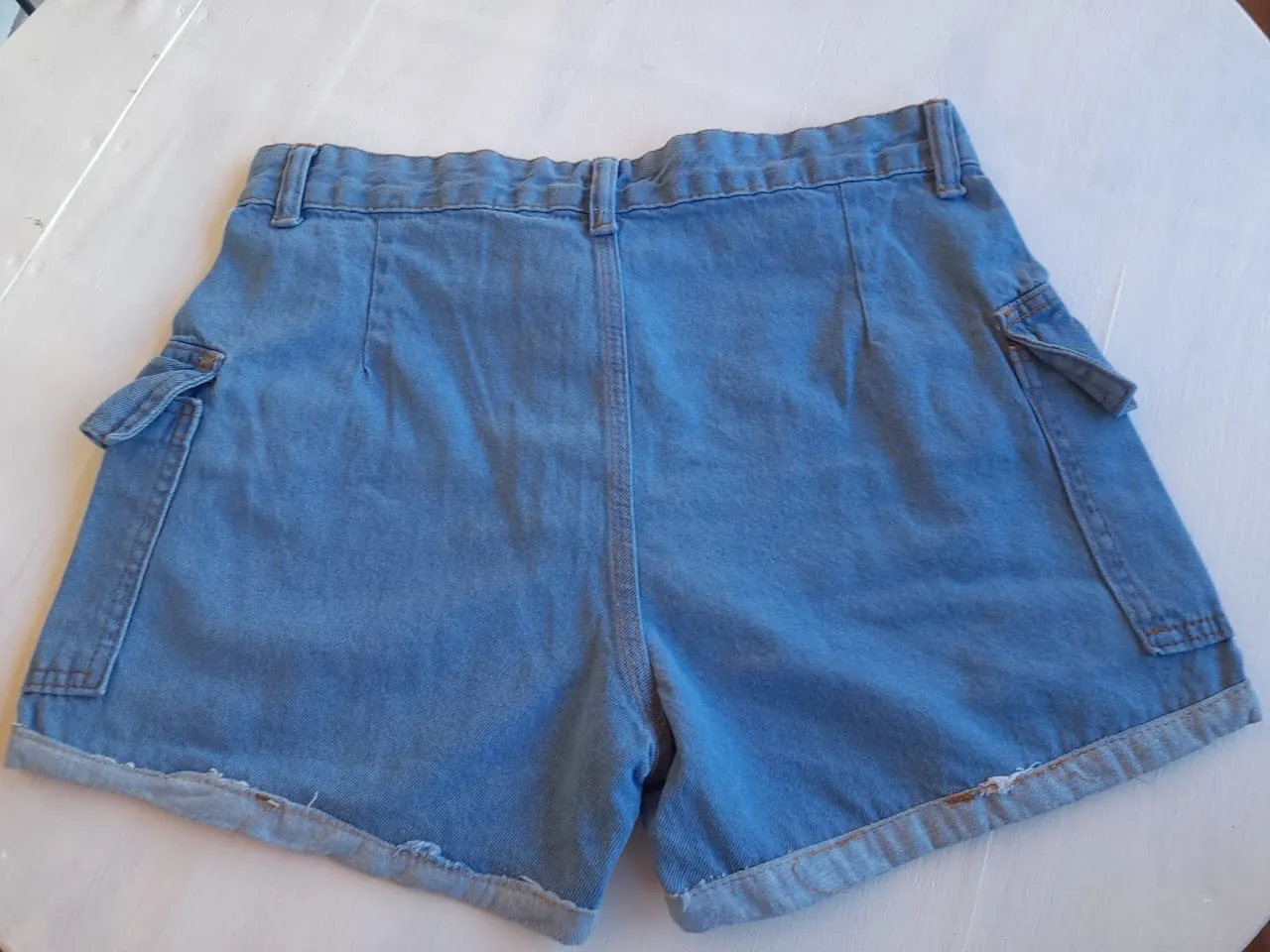 Shorts Jeans Feminino com Bolsos Laterais