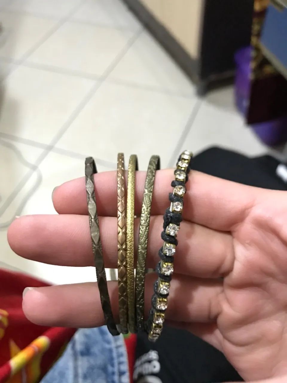 Pulseiras Douradas com Pingentes de Cruz e Chave - Foto 2