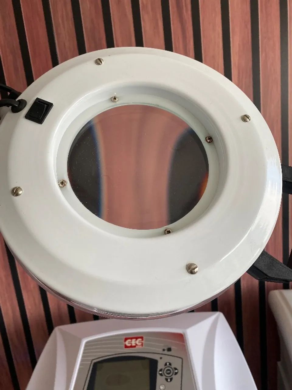 Luz de mesa com lupa estética 