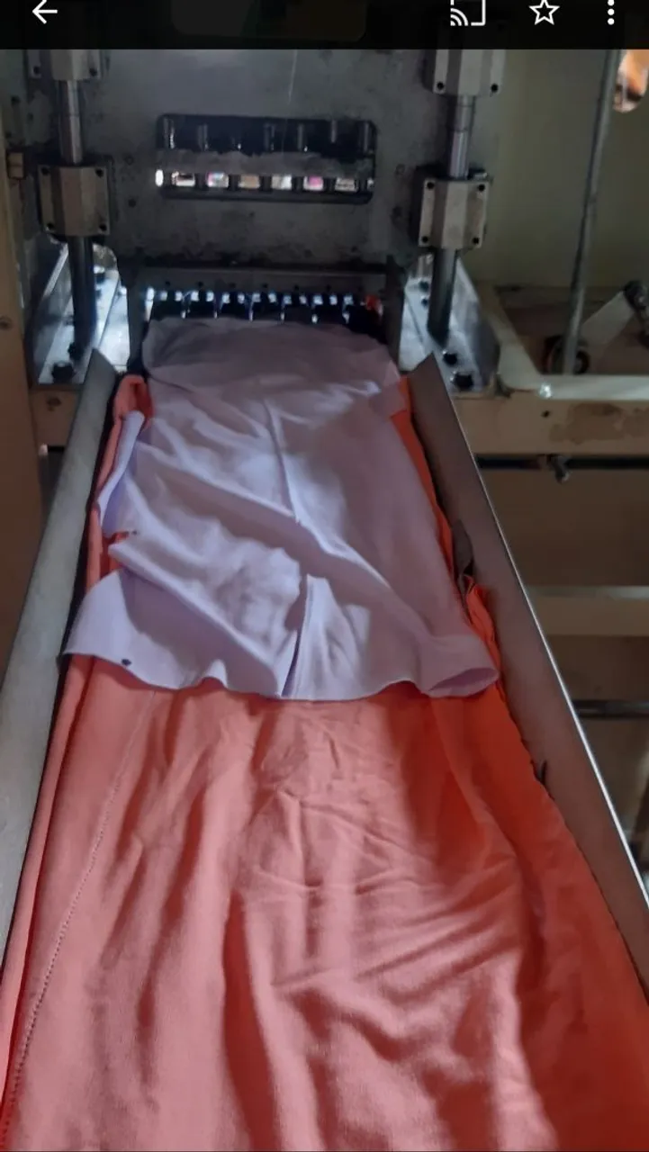 Máquina industrial para costura de roupas