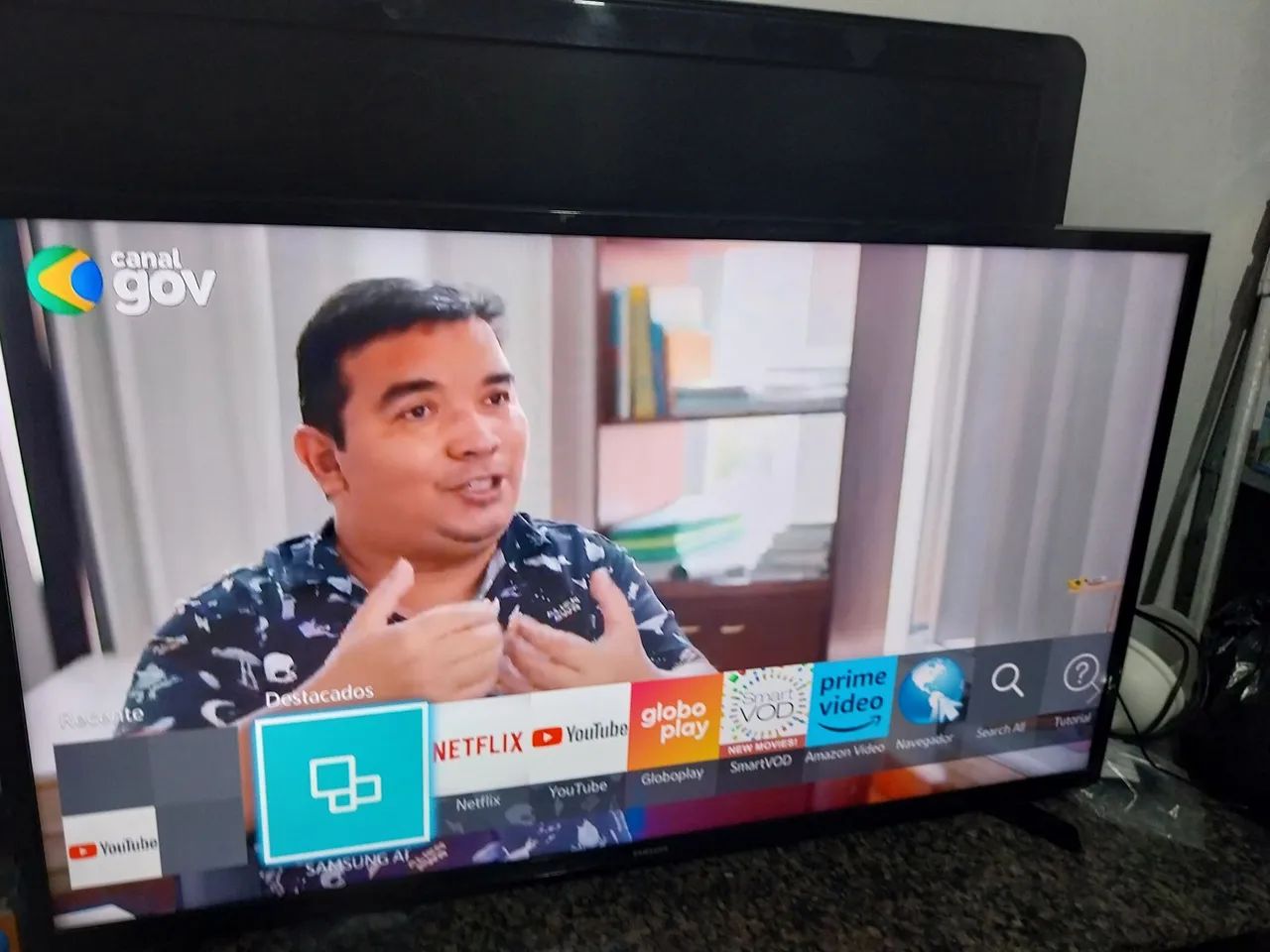 Tv 40 smart Wi-Fi  YouTube Netflix  