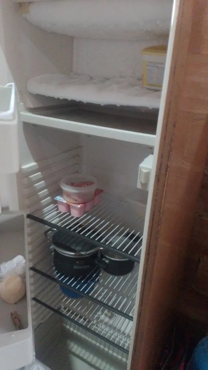 Geladeira usada em bom estado tem conversar no preço 