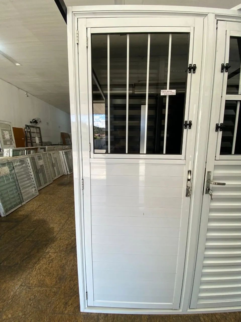 SUPER OFERTA DE PORTAS DE ALÚMINIO COM JANELA E GRADE - Foto 4