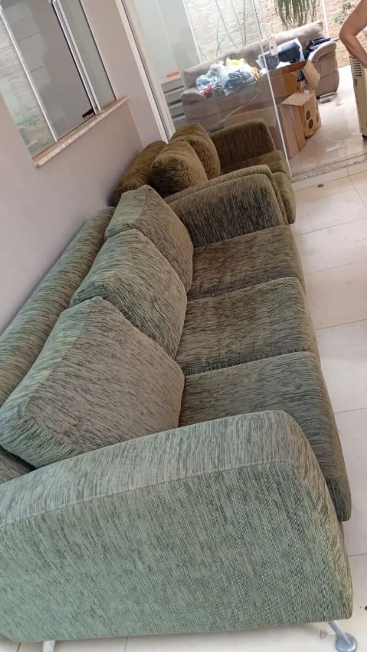 sofá 3 e 2 lugares .vende separadamente tbem .  Tem 3 assentos chaise . 