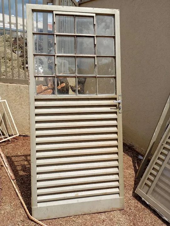 Porta de Ferro com Janela de Vidro com Ventilação