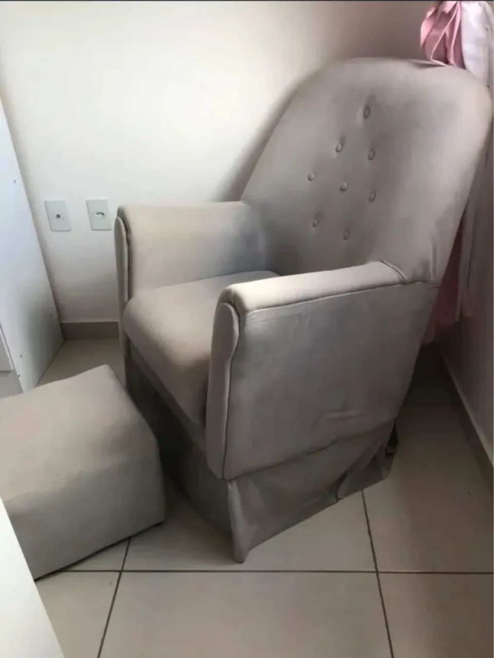 Poltrona de amamentação com puff  - Foto 2