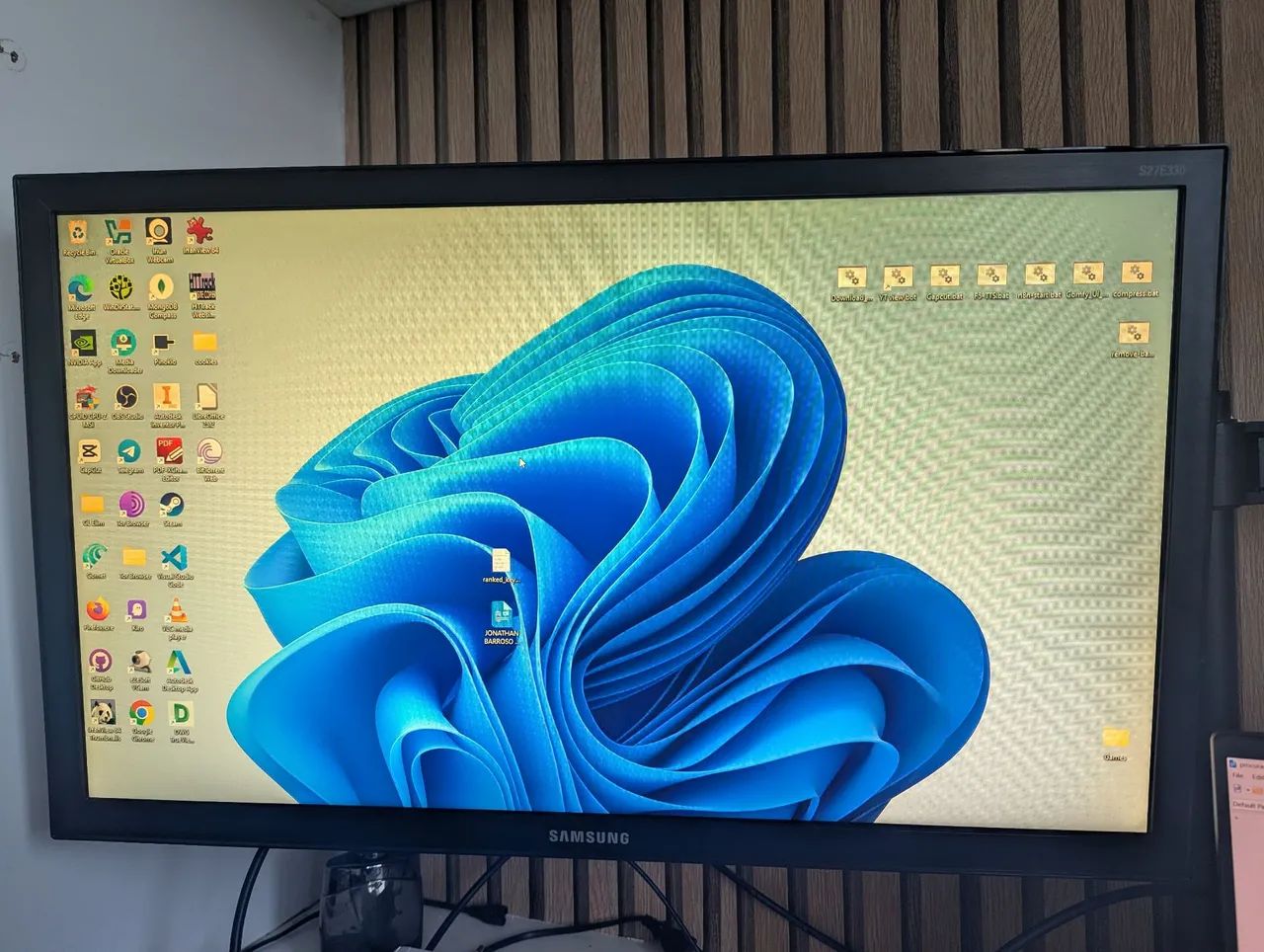 Monitor Samsung 27 polegadas com suporte articulado 