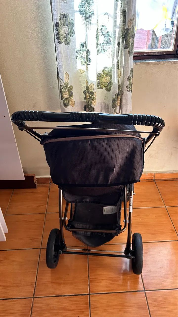 Carrinho de bebê com bebê conforto  - Foto 2