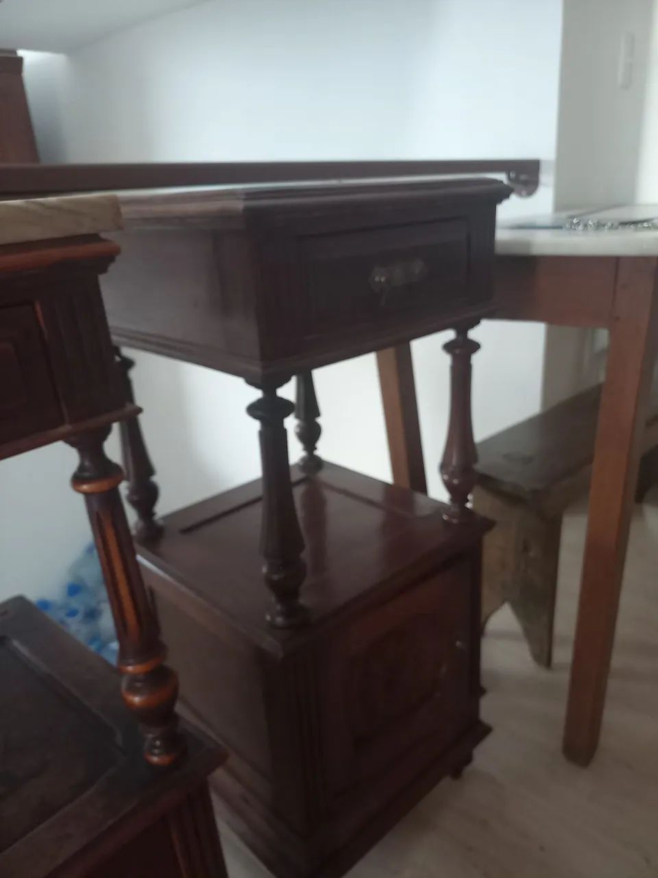 Mesa de cabeceira estilo colonial 1910-1920