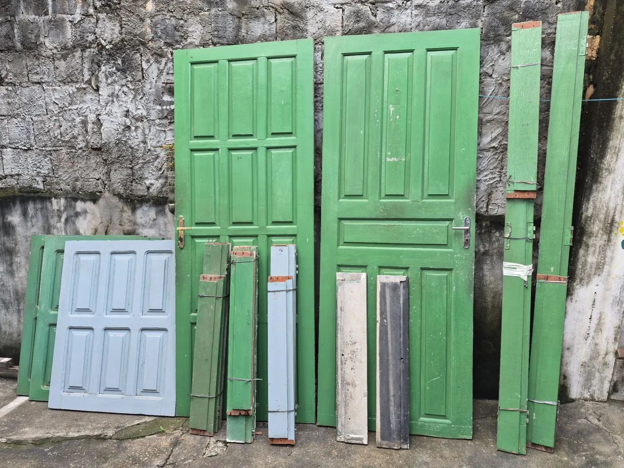 Portas e Janelas de madeira maciça 