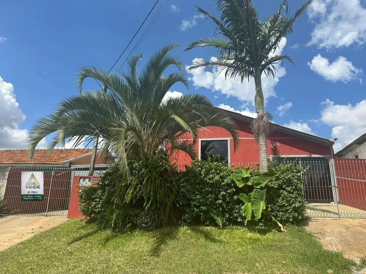 Casa com kitinetes e amplo terreno à venda
