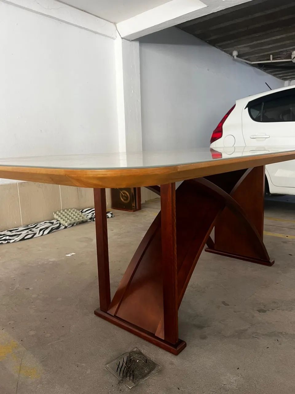 Mesa de 8 lugares em madeira e vidro - Foto 3