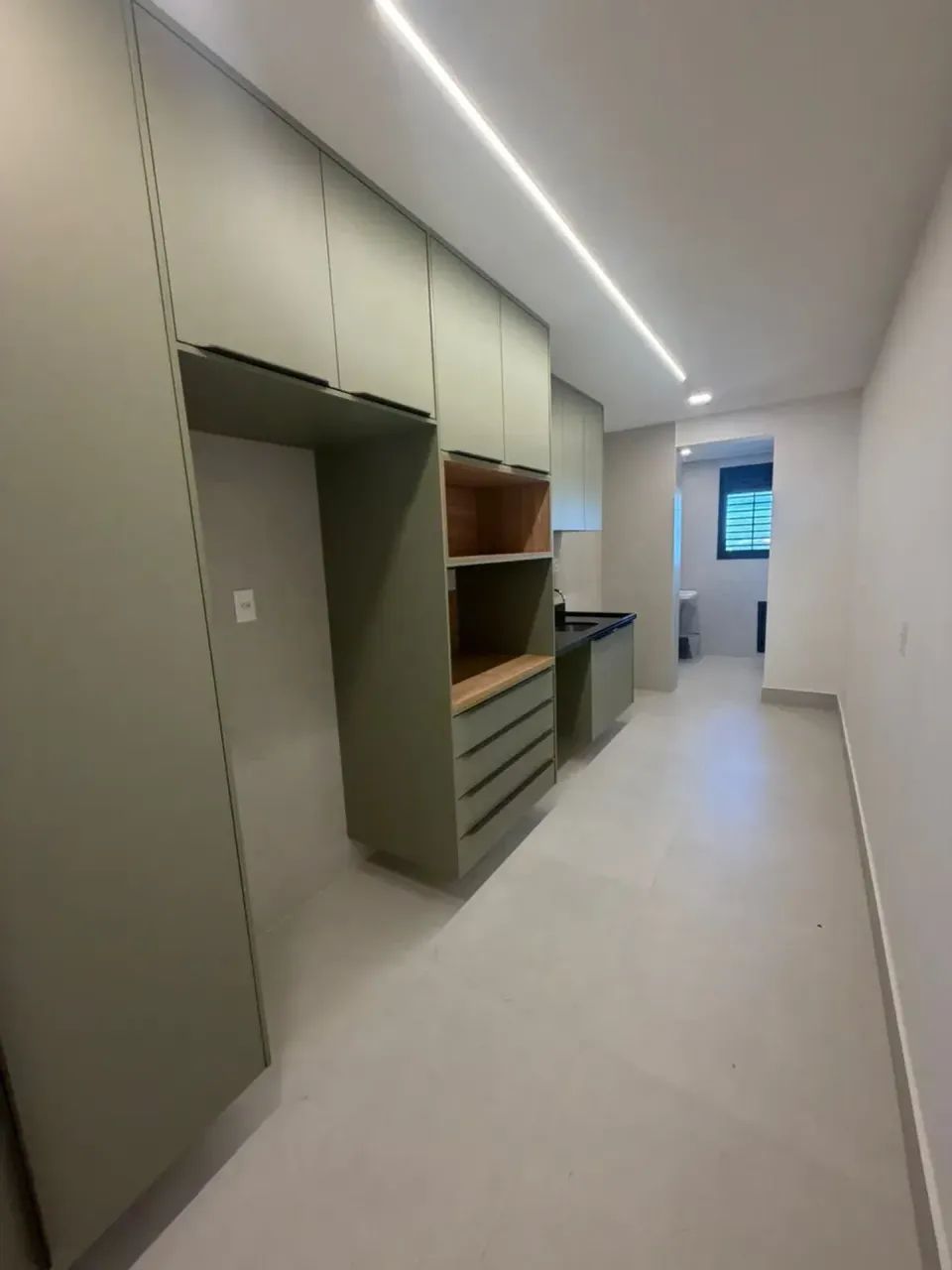 ALUGO APARTAMENTO COM PLANEJADOS NO EDIFÍCIO ÉVORA