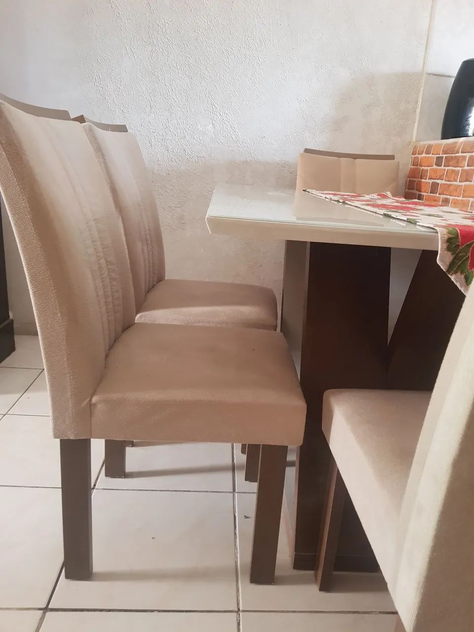 Mesa de jantar de  4 lugares com cadeiras acolchoadas - Foto 4