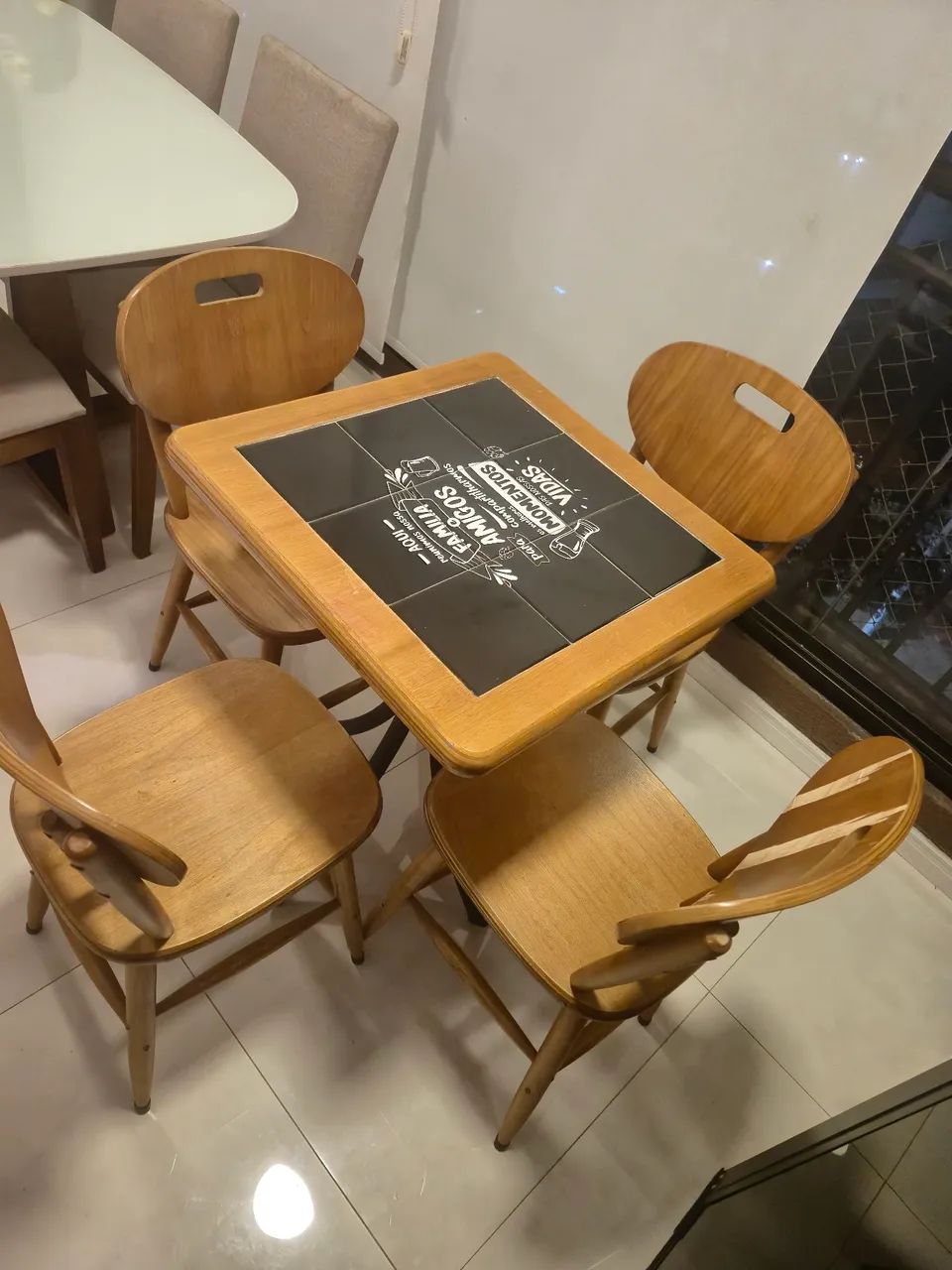 Mesa Bistrô Madeira Maciça com 4 cadeiras. - Foto 4