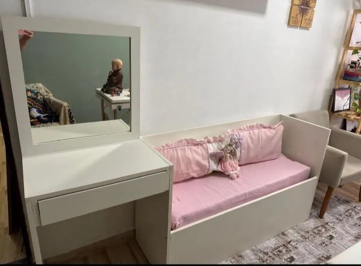 Vendo conjunto infantil de penteadeira,banco acoplado e banqueta de madeira 