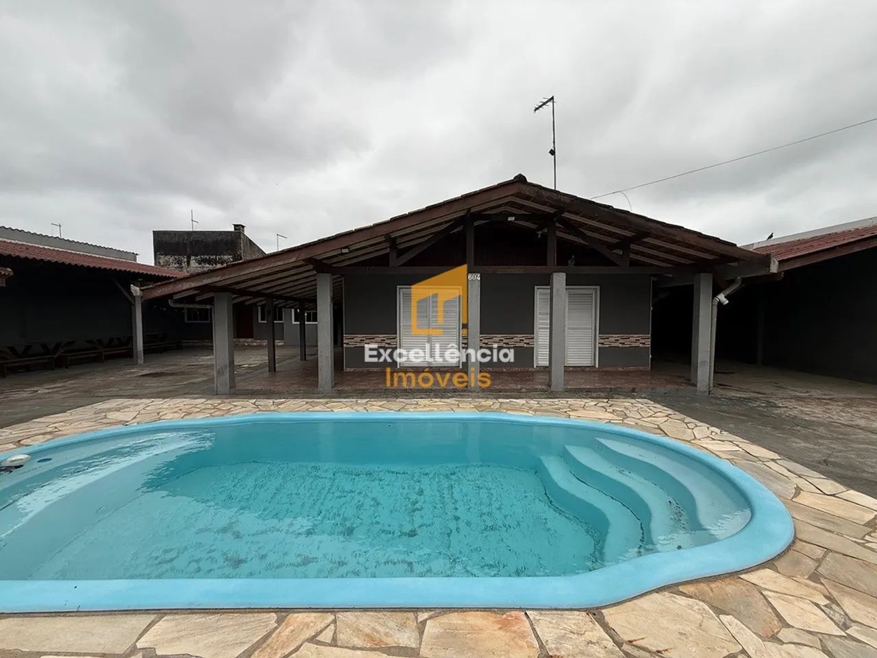 Casa com 7 dormitórios e amplo espaço de terreno em Praia de Leste