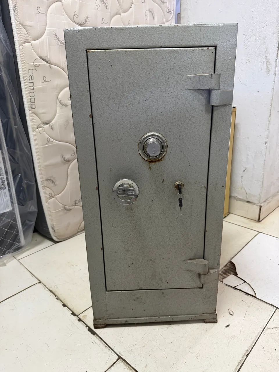 Cofre em aço e concreto resistente com chave e segredo 
