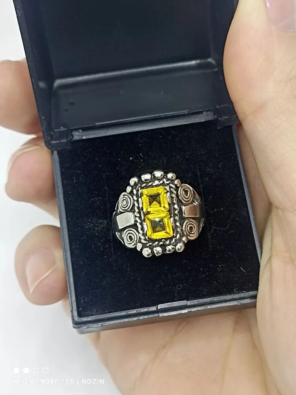 Anel de prata envelhecida com zircônia amarela.