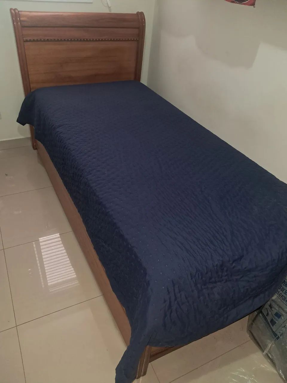 Cama solteiro em Madeira maciça com auxiliar. 