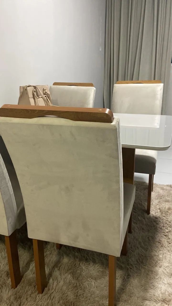 Mesa de jantar nova 4 meses de uso 