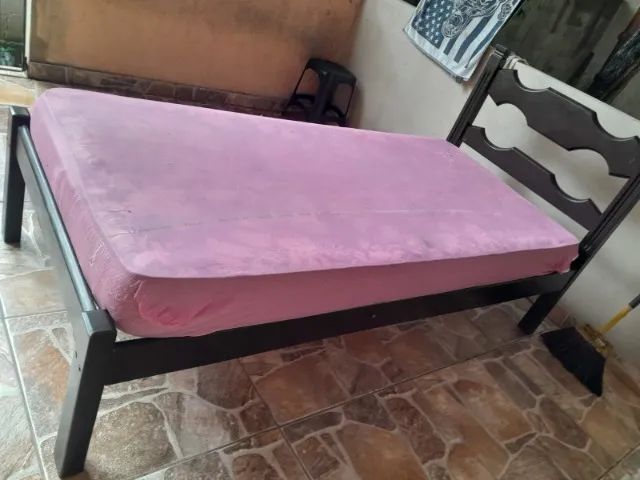 Cama de Solteiro de Madeira (Com colchão) 