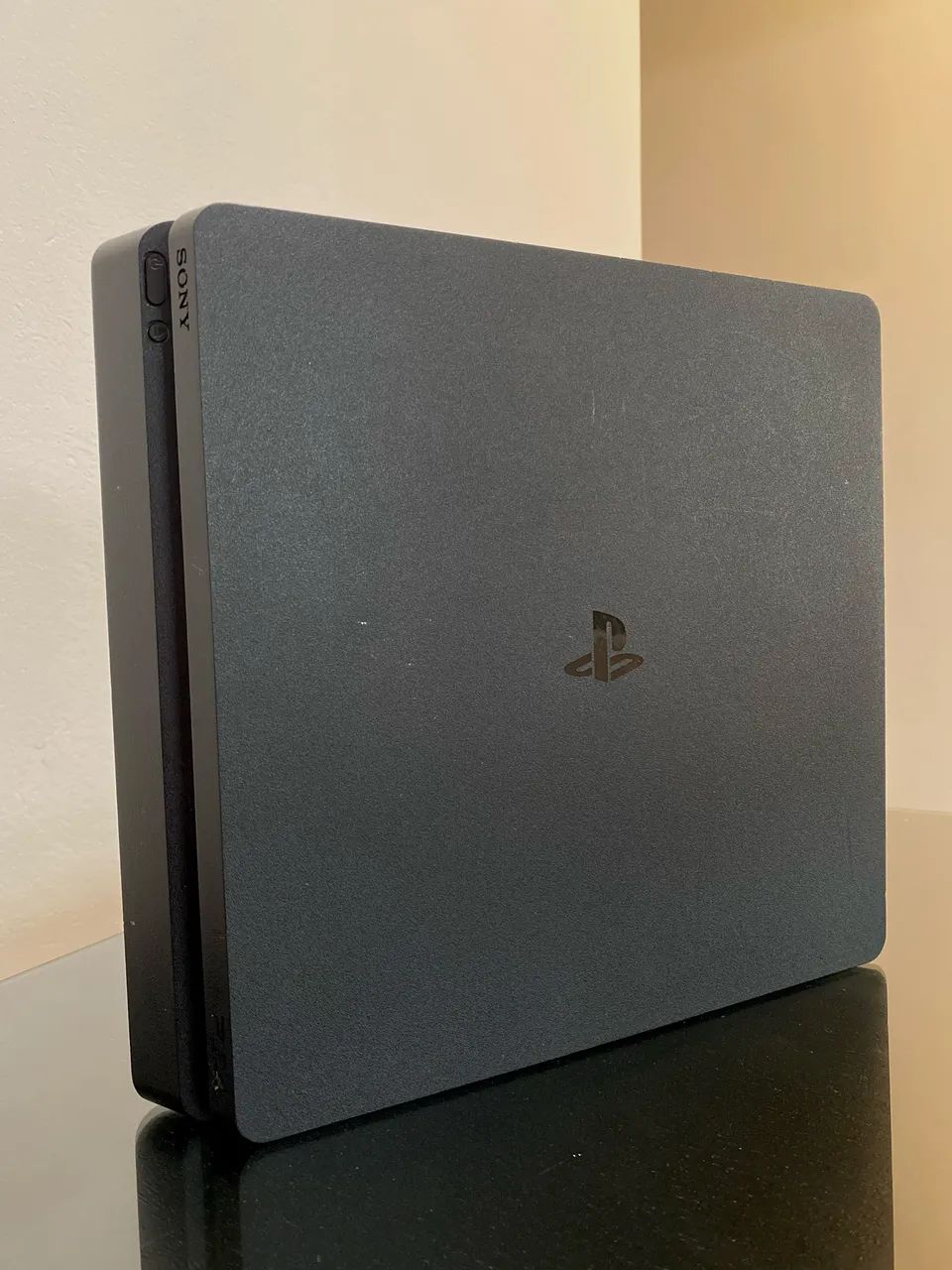 PlayStation 4 slim 1TB impecável com 2 controles e jogo  - Foto 4