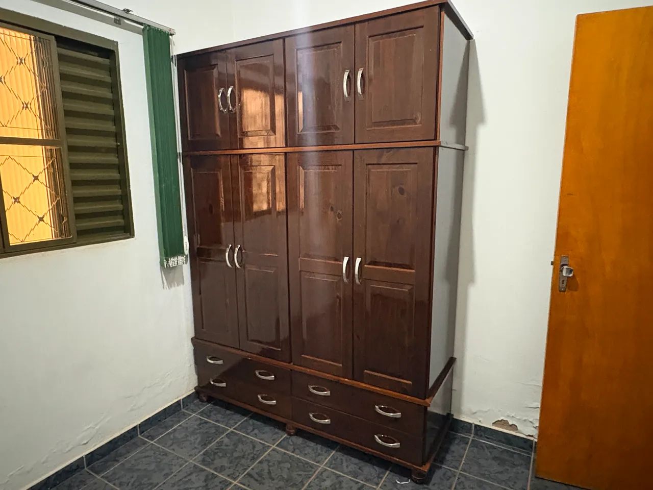 Guarda-roupa de madeira - resistente e bem conservado