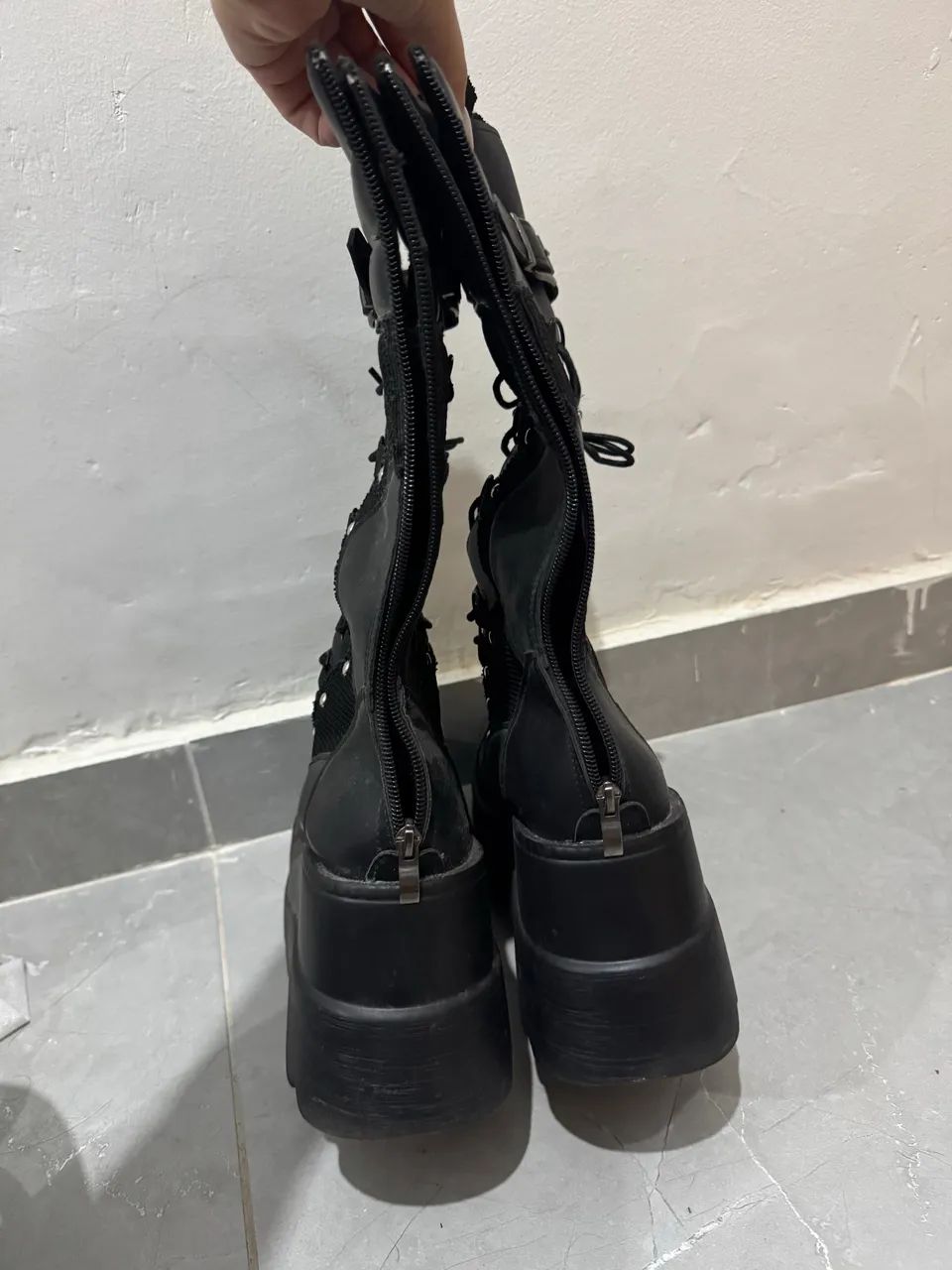 Bota cano longo piercing preta - Foto 2
