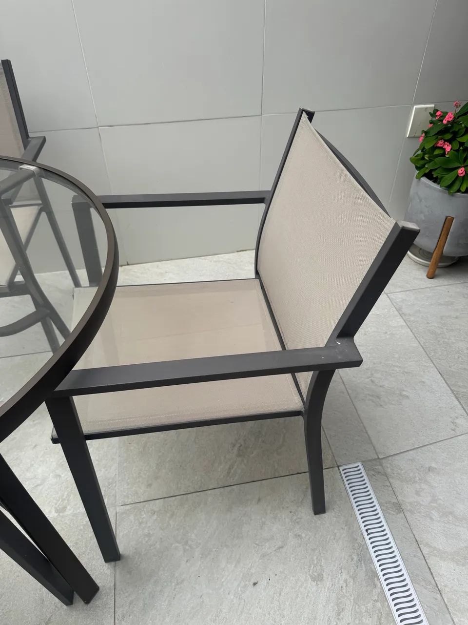 Conjunto de Mesa, Cadeiras e Espreguiçadeira  - Foto 4