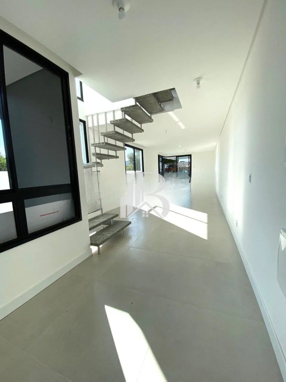 Casa com 3 suítes, área gourmet e amplo pátio próximo à praia - Foto 5