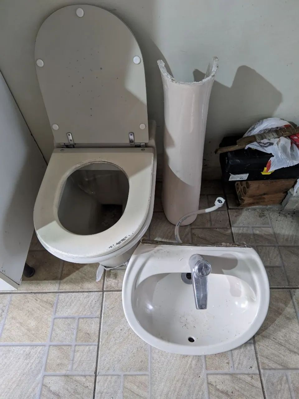 Vaso incepa com tampa, coluna de pia com torneira