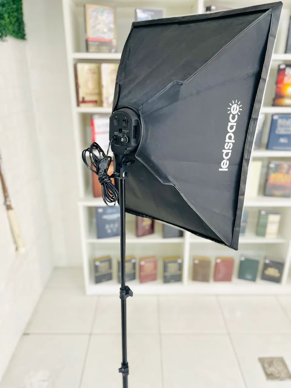 Softbox 50x70cm Com Bocal Para 4 Lâmpadas + Tripé 2m - Foto 3
