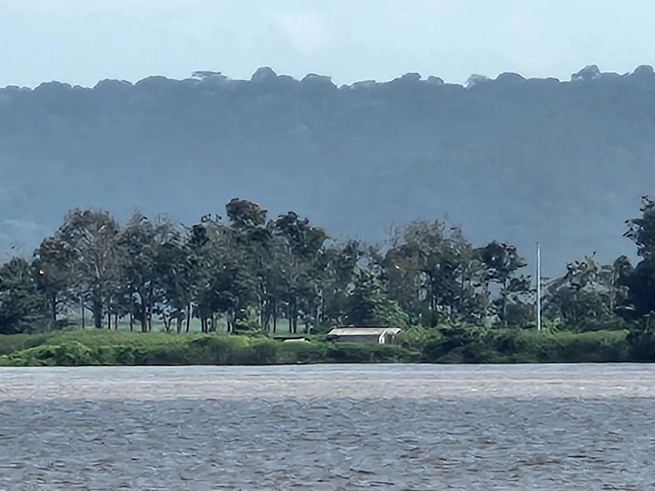 Vendo terreno as margens do rio Amazonas 