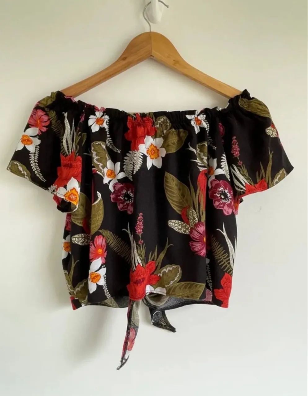 Cropped tam P / M preto estampa floral Aishty - Foto 5