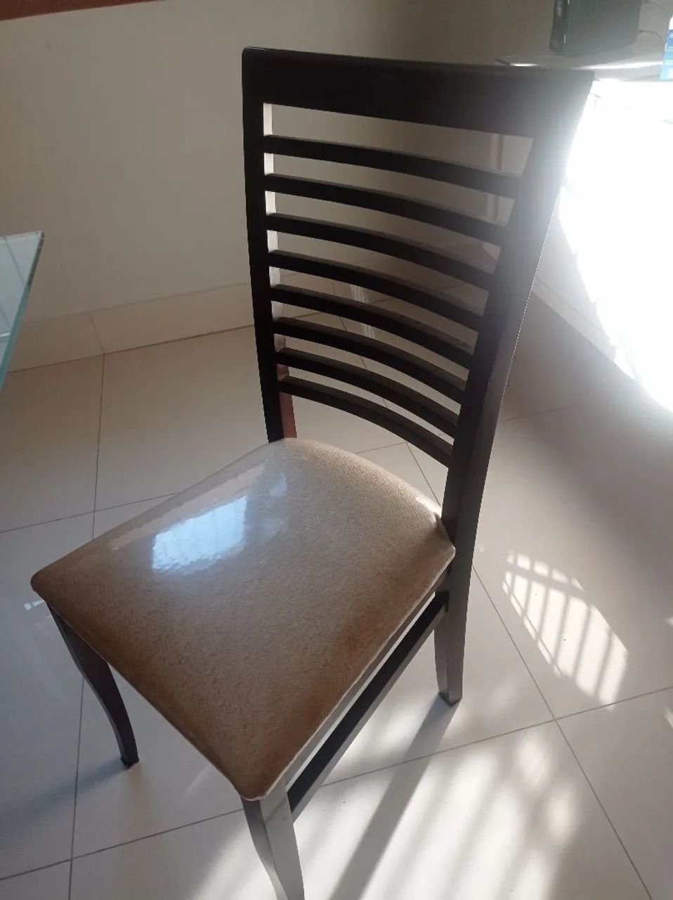 Mesa madeira maciça com 6 cadeiras  - Foto 2
