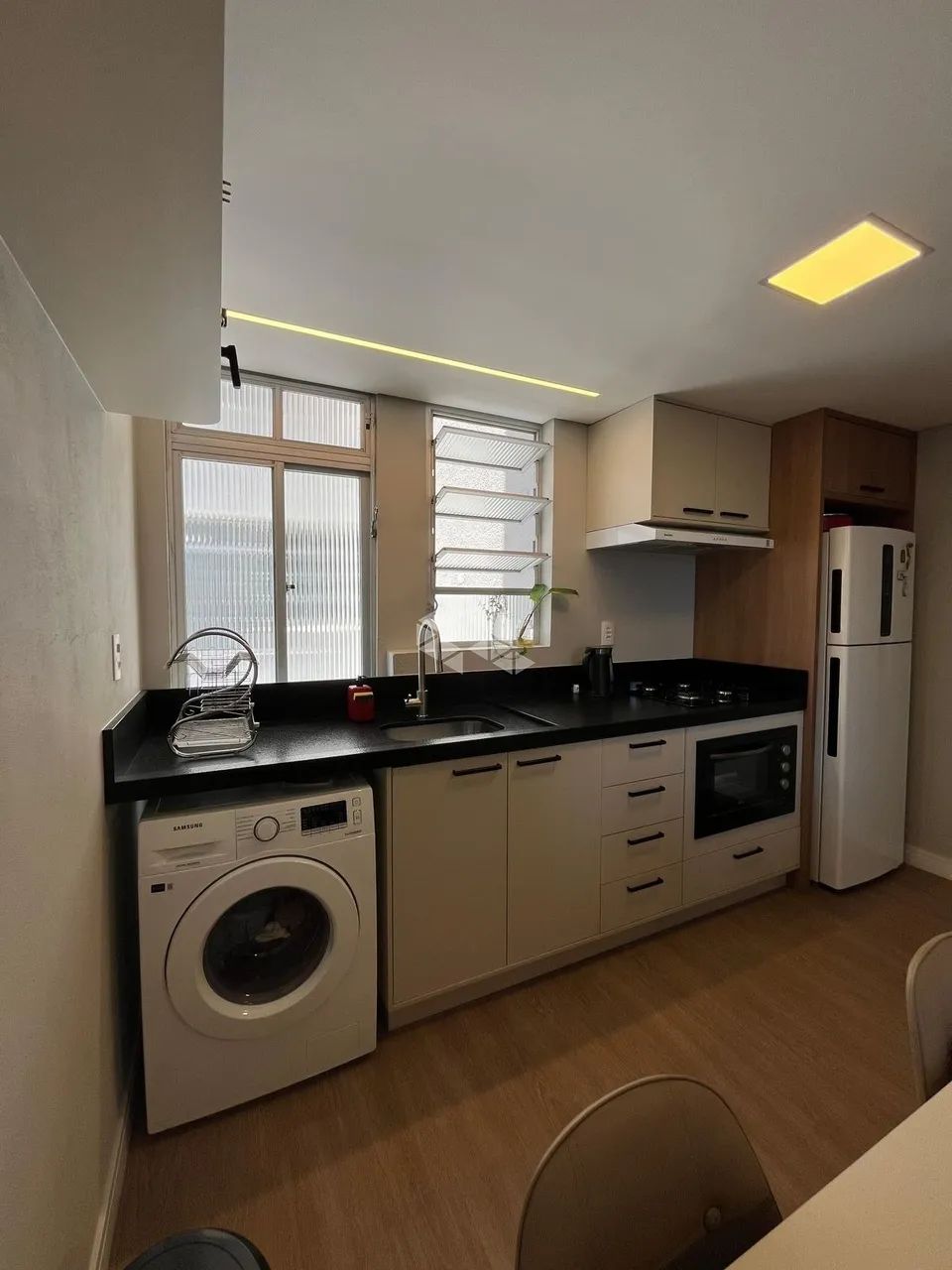 APARTAMENTO MOBILIADO E REFORMADO À VENDA NO CENTRO DE FLORIANÓPOLIS COM 2 QUARTOS E VISTA - Foto 3