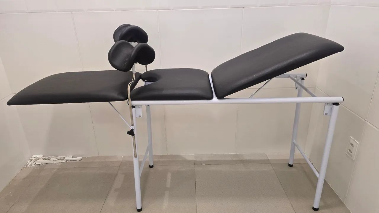 Mesa Ginecologica estofada com porta-coxa e bandeja.
